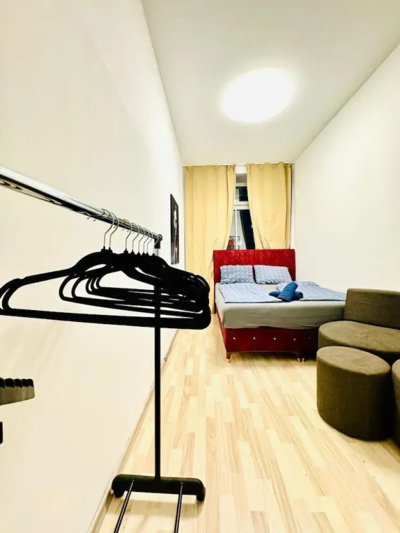 Bright 4BR Apt for 8 Near FAC Platz