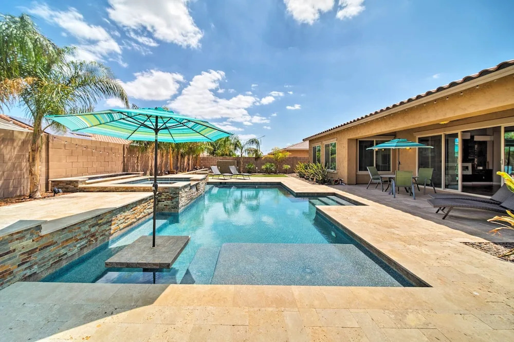 Hot Tub & Putting Green: Home in Surprise