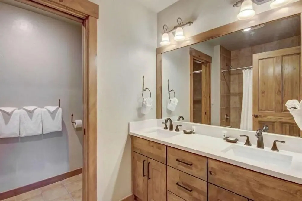 Mountain Thunder Lodge 2 Bedroom Condo - Ski In via Skyway Skiway!