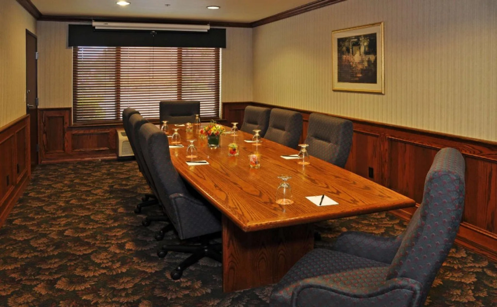 Oxford Suites Portland - Jantzen Beach