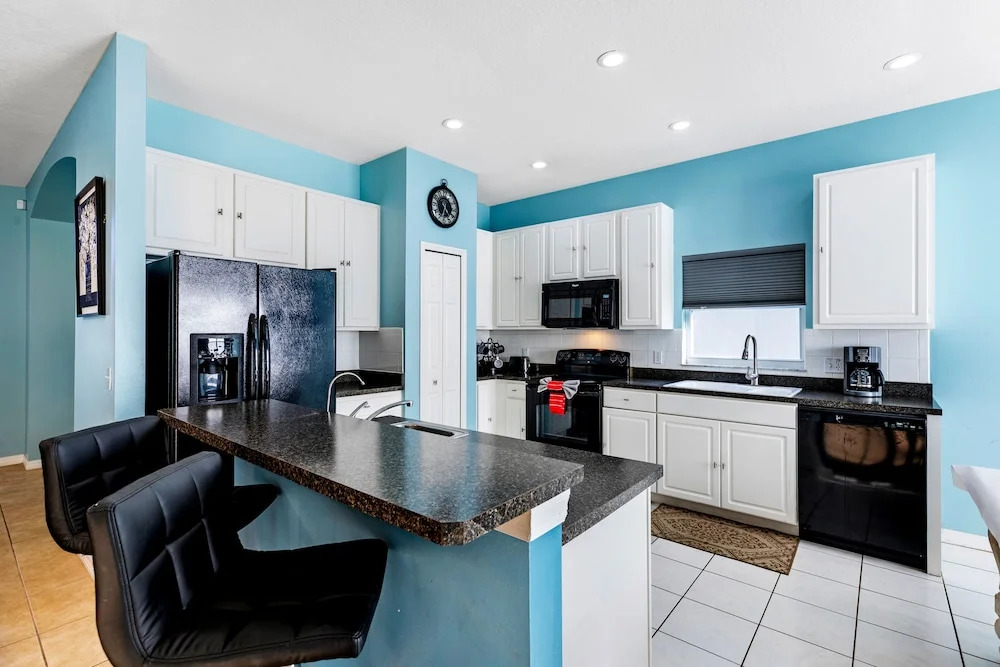 Sunny Private Pool with Nature View to Rear - Quiet Community - Nr Disney