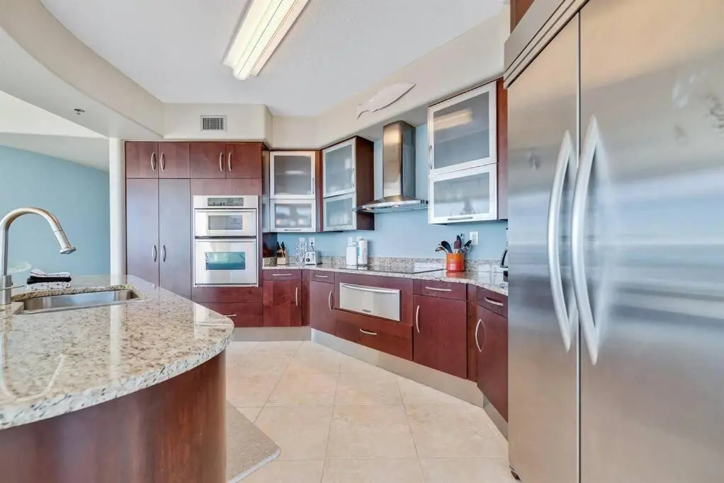 Bella Luna 810-Large Corner Unit with Spectacular Views of Beach & Bay