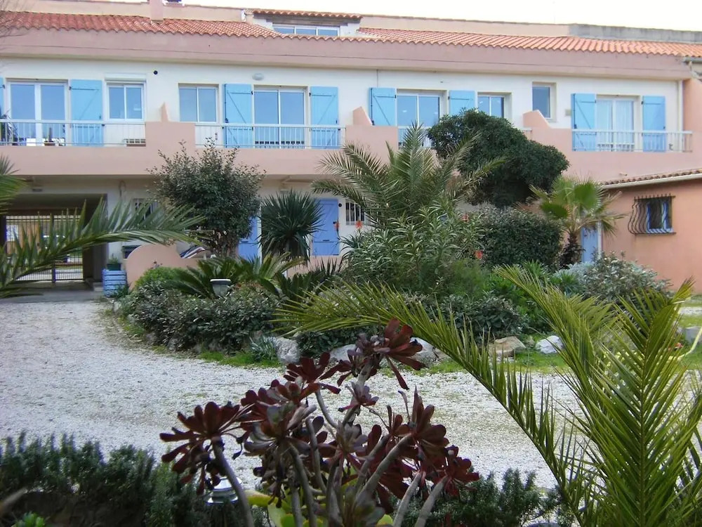 Studio in Hyères, With Wonderful sea View, Enclosed Garden and Wifi - 50 m From the Beach