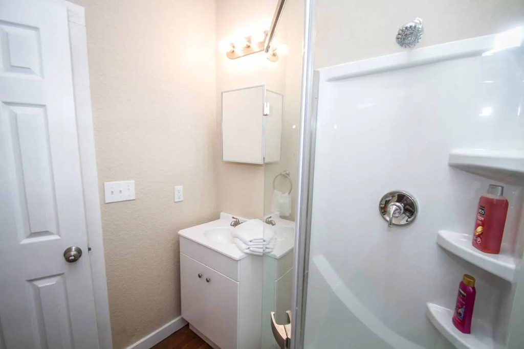 Douglas Way Remodeled House Near Downtown 1BA/1BA
