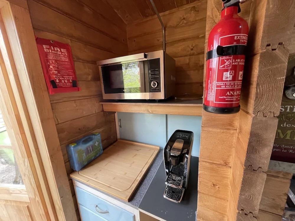 Retro Lodge nr Dartmoor with hot tub & opt sauna