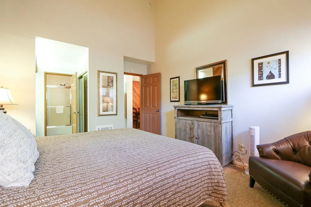 Aspen Creek #306 1 Bedroom Condo by RedAwning