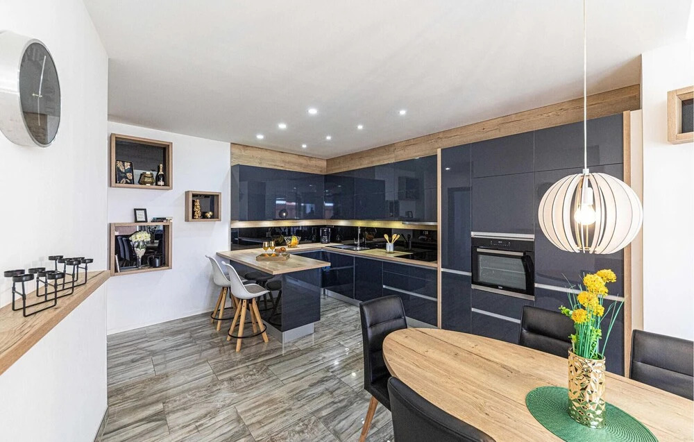 Stunning Home in Okrug Gornji With 2 Bedrooms and Wifi