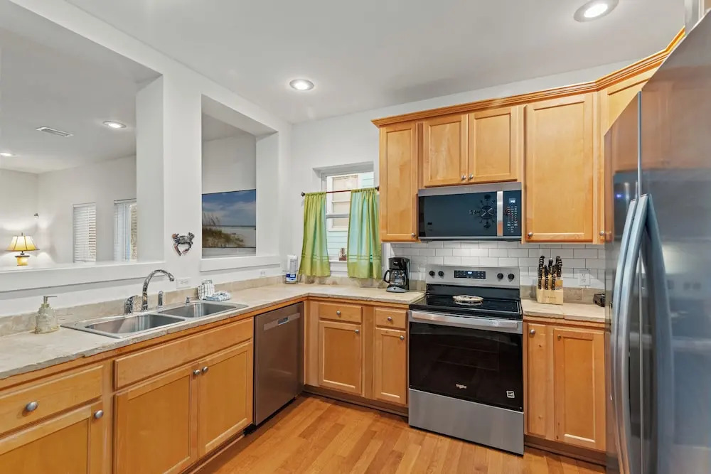 Stay at The Hut! Room for Everyone! 4BR Fun Sleeps 11