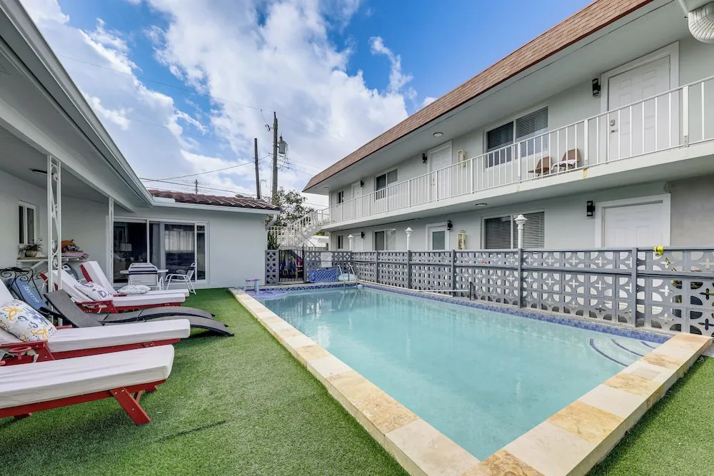 Pool Access, 1 Mi to Pier! Pompano Beach Condo