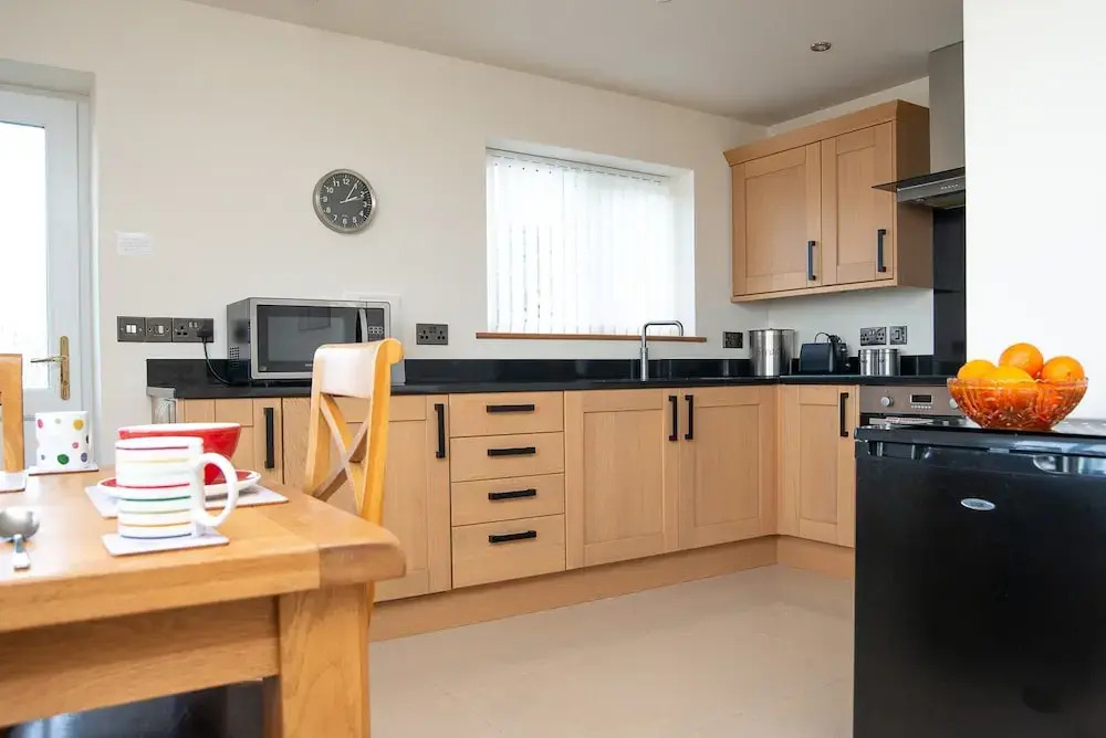 Cottage With Stunning sea Views, No Deposit