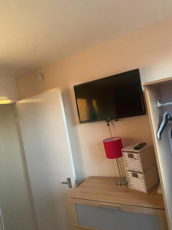 Snooozz - in the heart of Nottingham City Centre - in Victoria Centre Shopping Centre on Milton Street - Your own private Apartment next to the Hilton with full Kitchen and Television Lounge, plus Restaurants, Shops and Supermarket all onsite