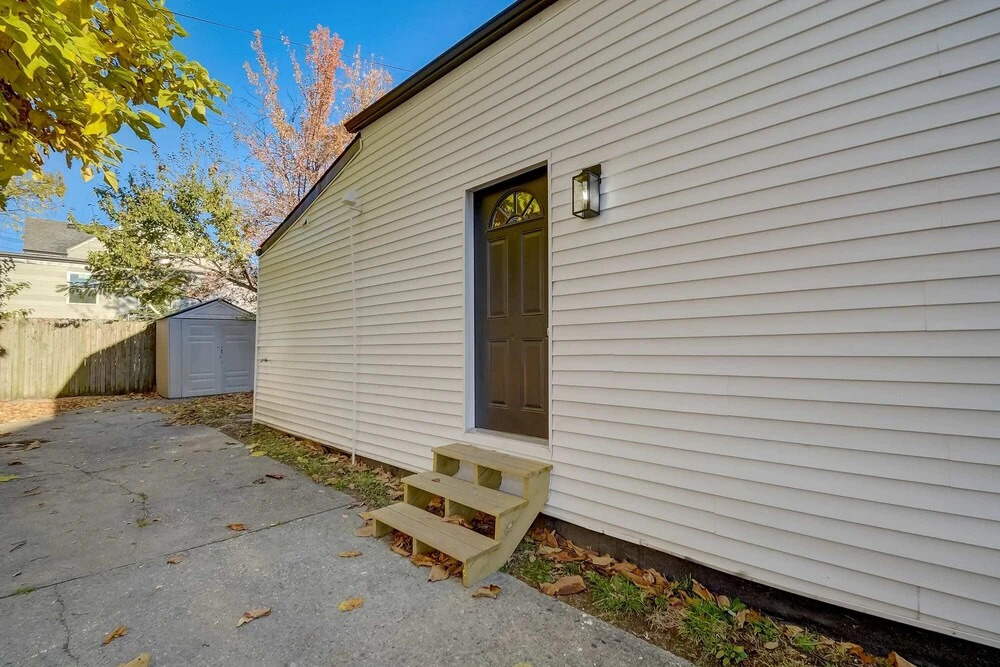 Frontdesk 2 BR House Near Cardinal Stadium