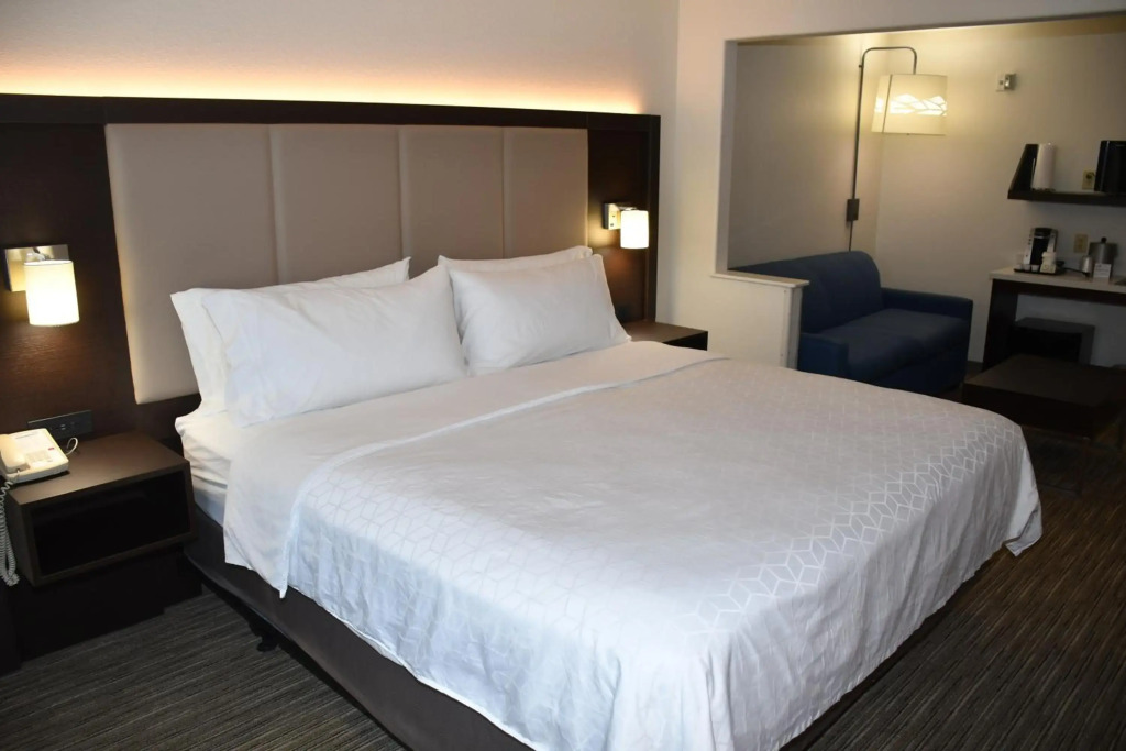 Holiday Inn Express Hotel & Suites Evanston by IHG