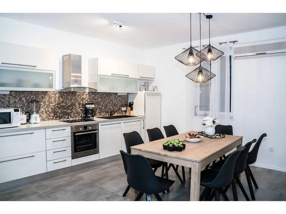 Modern Villa Roko For 6 Persons With Whirpool In Trogir Near The Beach