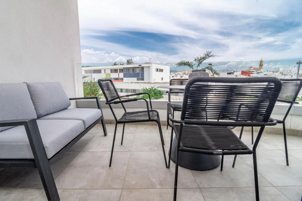 Inf4.2m- Modern City Apartment, Families Only