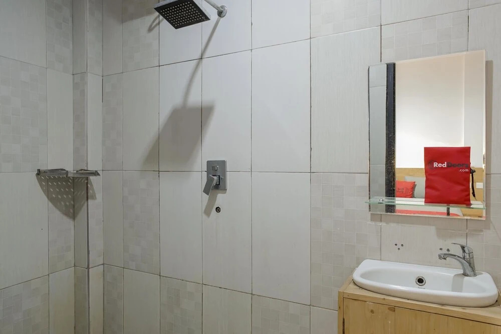 RedDoorz Plus near Dharmawangsa Square 2