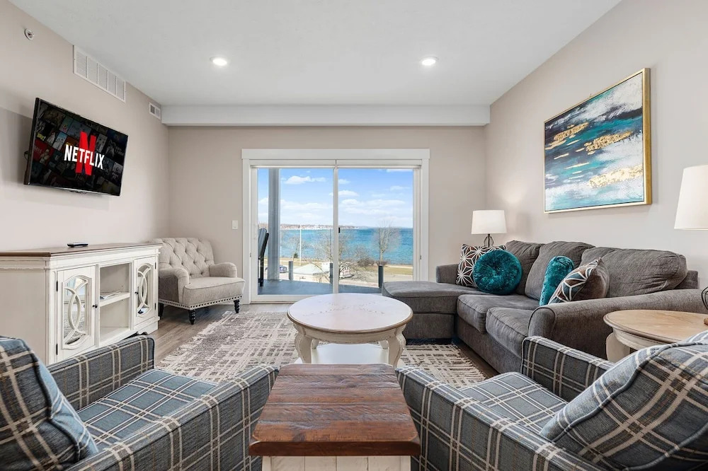 539 Bay St. Lake View Condo Unit 301W