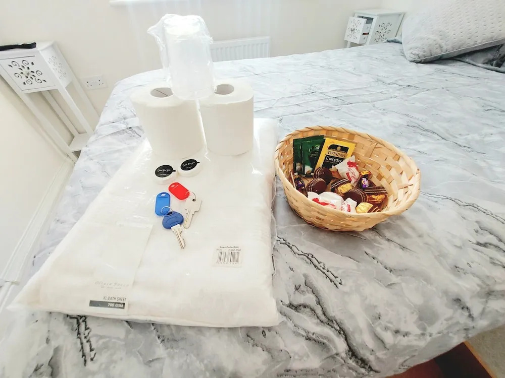Room in Guest Room - Double Room, Full Kitchen, Smart TV, Shared Bathroom in 3-bed Home