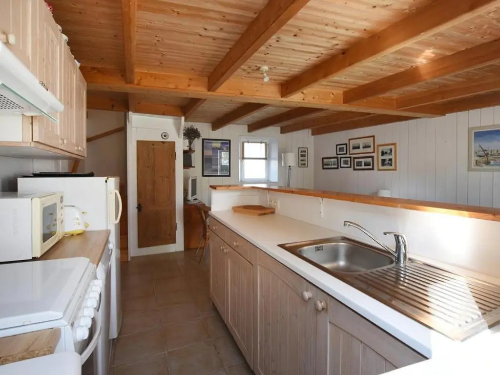 Maison de Charme avec Cour, 2 Chambres, Cuisine Équipée, Proche Village St Clément des Baleines - FR-1-434-74