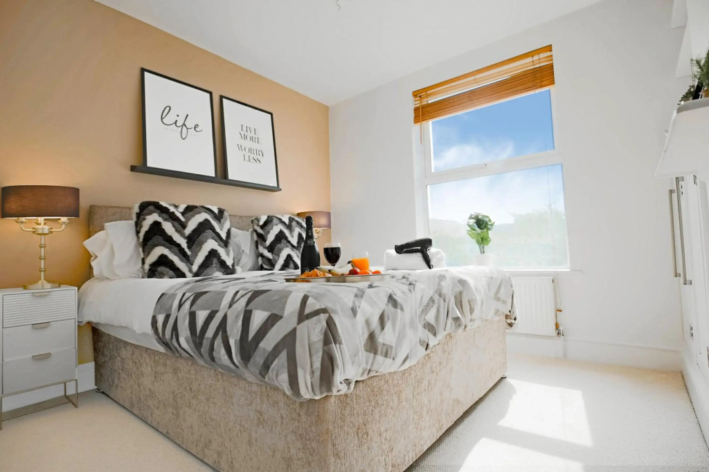 Central House with Pool Table, Smart TV and Free Parking by Yoko Property