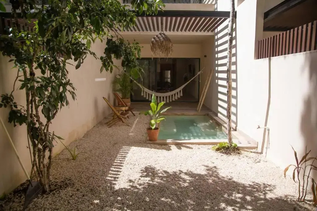 Great located condo w/unbeatable amenities+Pv Pool