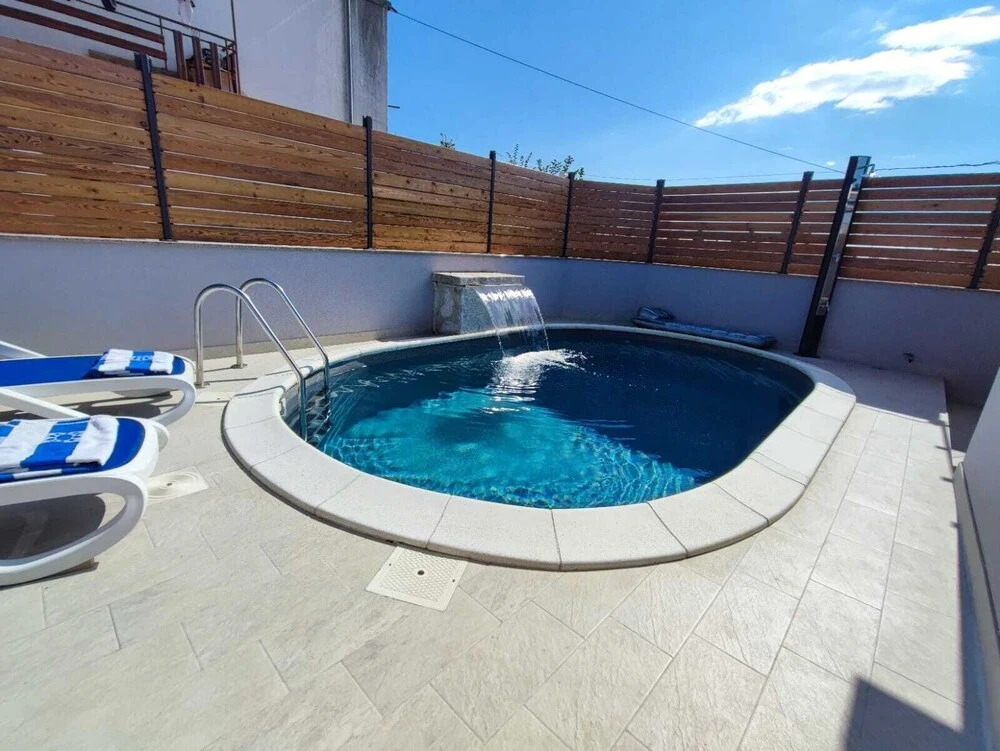 Pop Villa Sleeps 3 with Pool