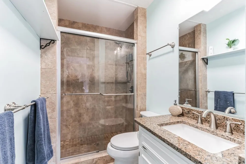 Kiana's Beach Retreat 2 Bedroom Condo by RedAwning