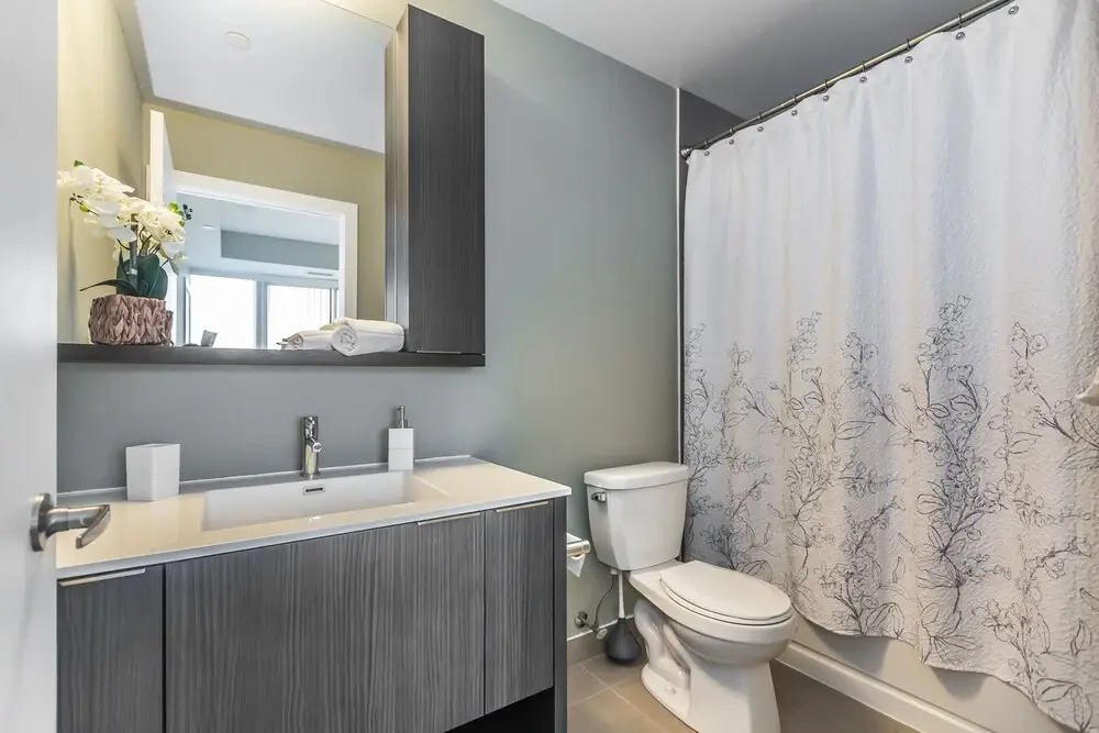 Exquisite Luxury 1 Bedroom + Den With Parking