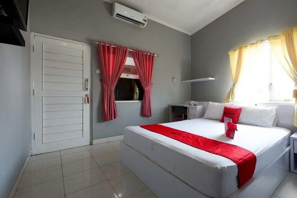 RedDoorz near Solo Square 3