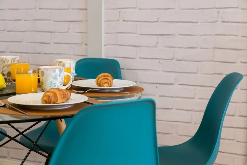 ALTIDO Modern Apt for 5 w/ workspace&private entrance, moments from Lisbon Cathedral