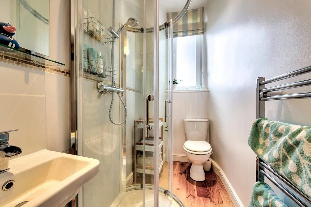 Cute Private Door 2 Bed Apartment on Easter Road