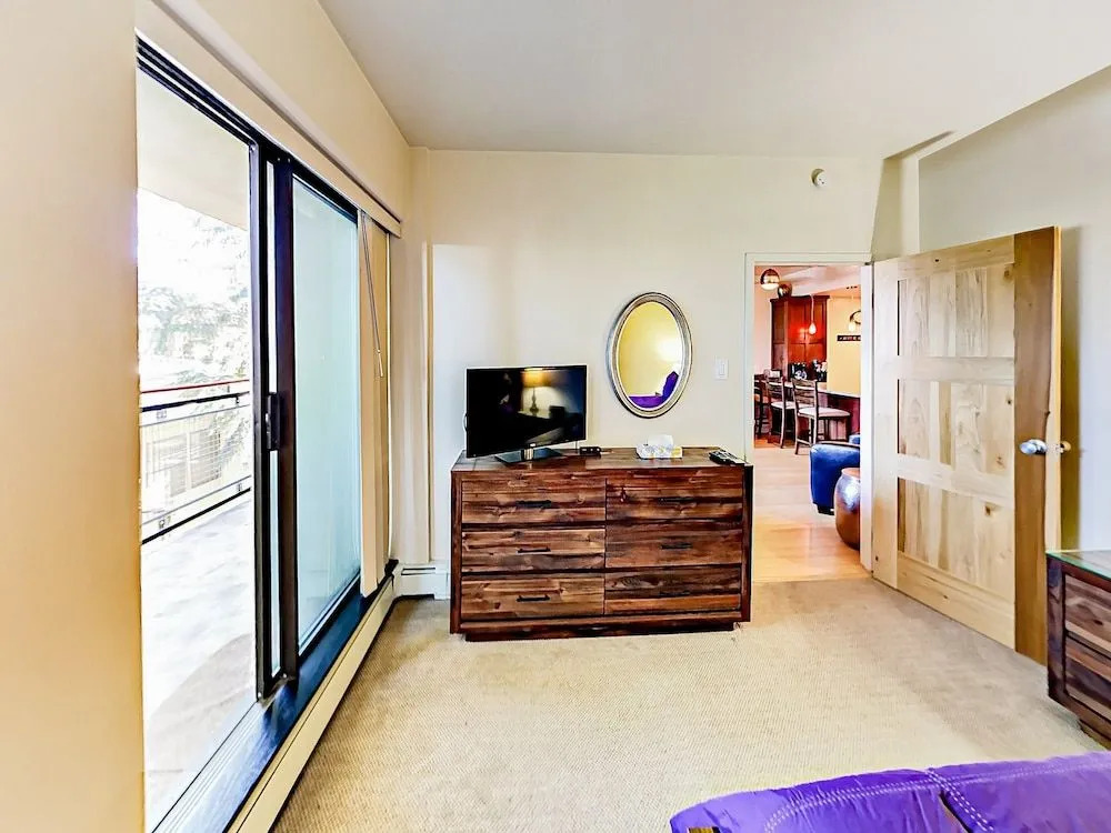 2BR Condo in Perfect Location by RedAwning