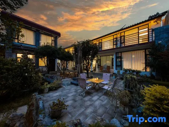 vivid courtyard of Wei Shan