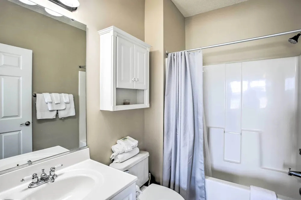 Barefoot Resort Condo w/ Pool, Tennis Court Access