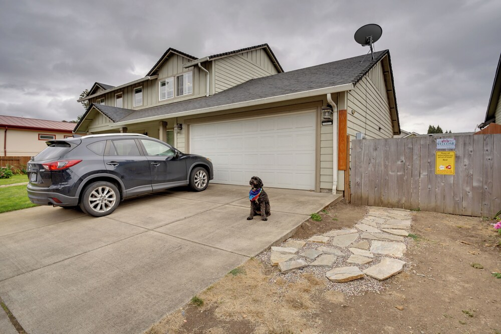 4 Mi to UO! Convenient Springfield Apt w/ Deck
