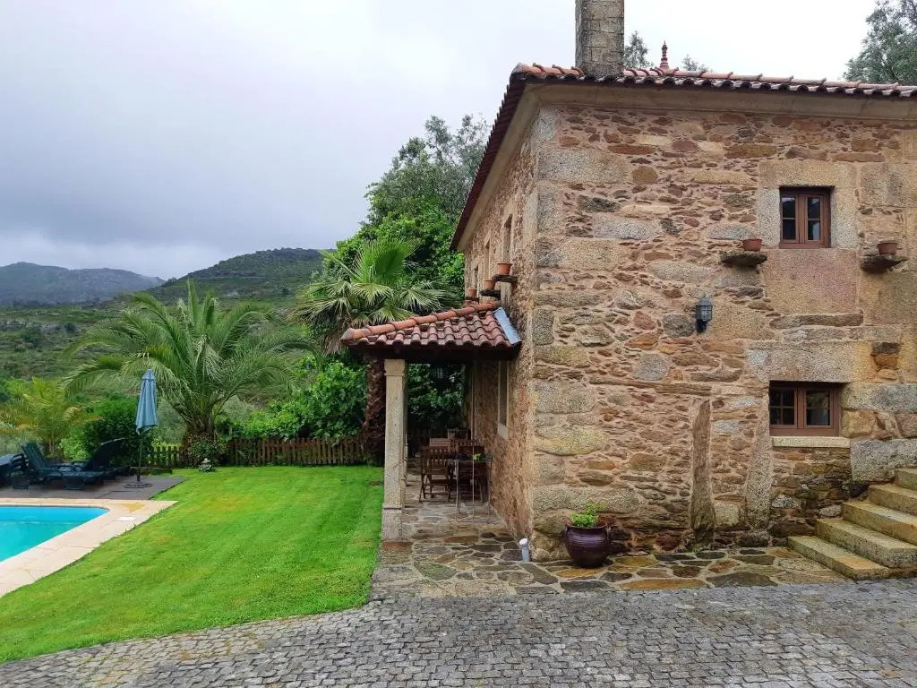 3 bedrooms villa with private pool enclosed garden and wifi at Caminha