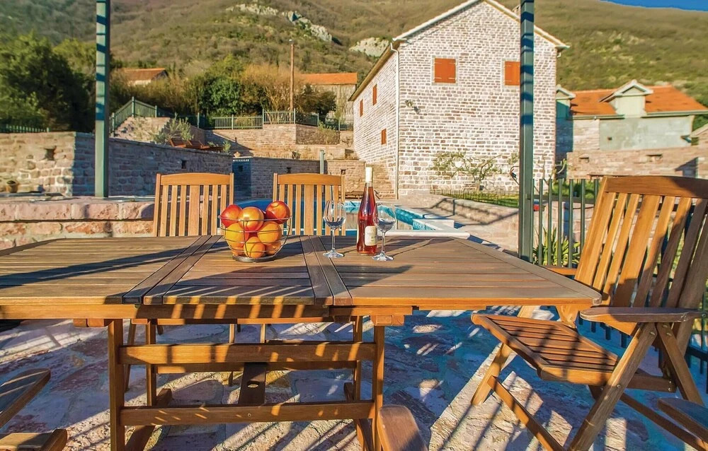Awesome Home In Tivat
