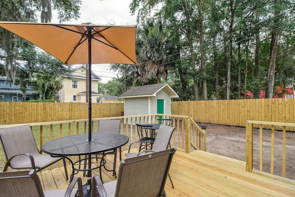 Savannah Home w/ Patio & Grill ~ 2 Mi to Downtown