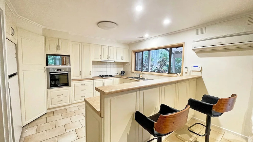 Stylish Retreat at Wheelers Hill 5BRM