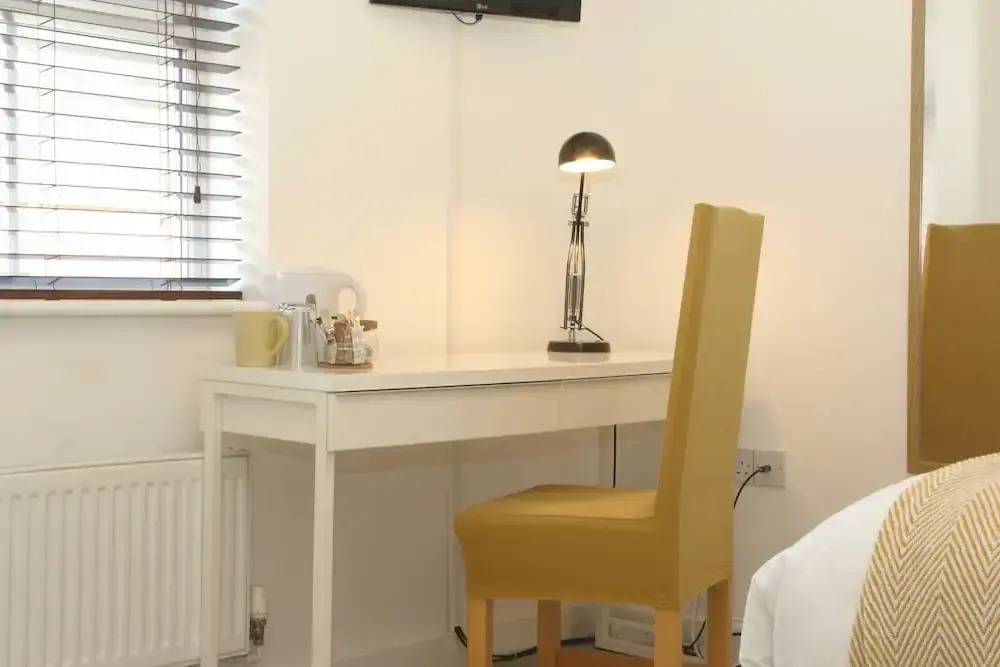 Modern 4 Bed Townhouse with Parking