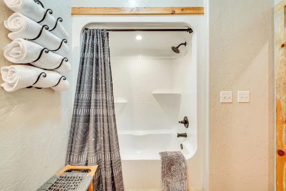 Walk to Restaurants: Hot Tub Haven in Broken Bow!