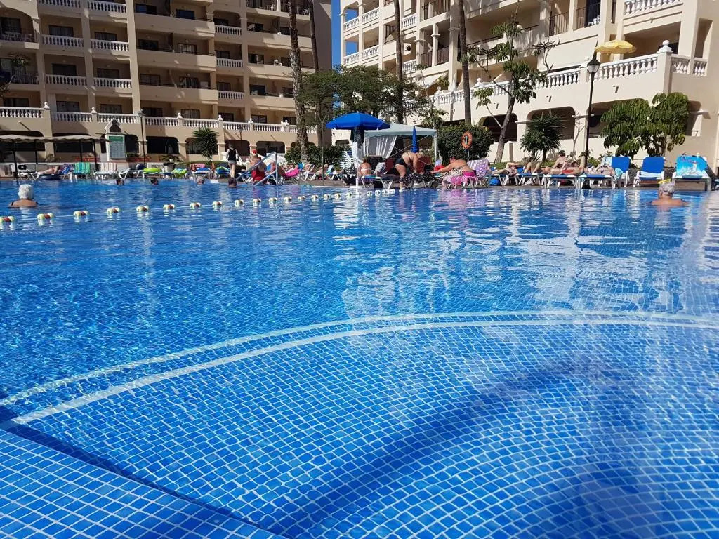 Castle Harbour with heated pool, only 700 meters to the beach, Wifi, balcony