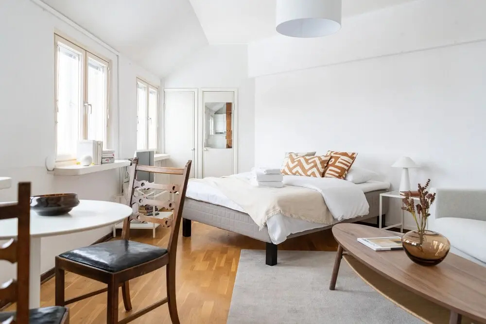 Upper floor studio with a sea view