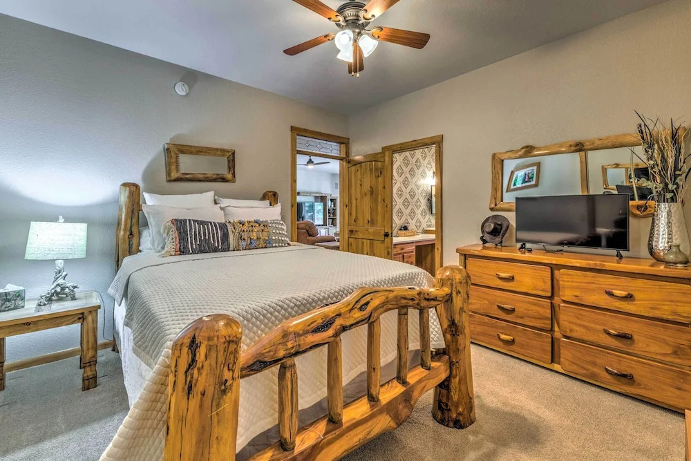 Luxe Ruidoso Home w/ Hot Tub + Mountain Views