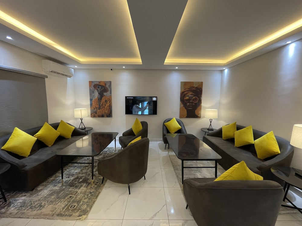Ringruby Hotel, Oladipo Bateye