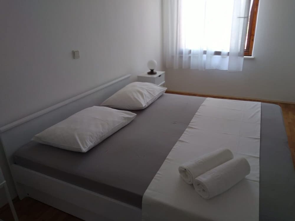 Apartments and Rooms Ref