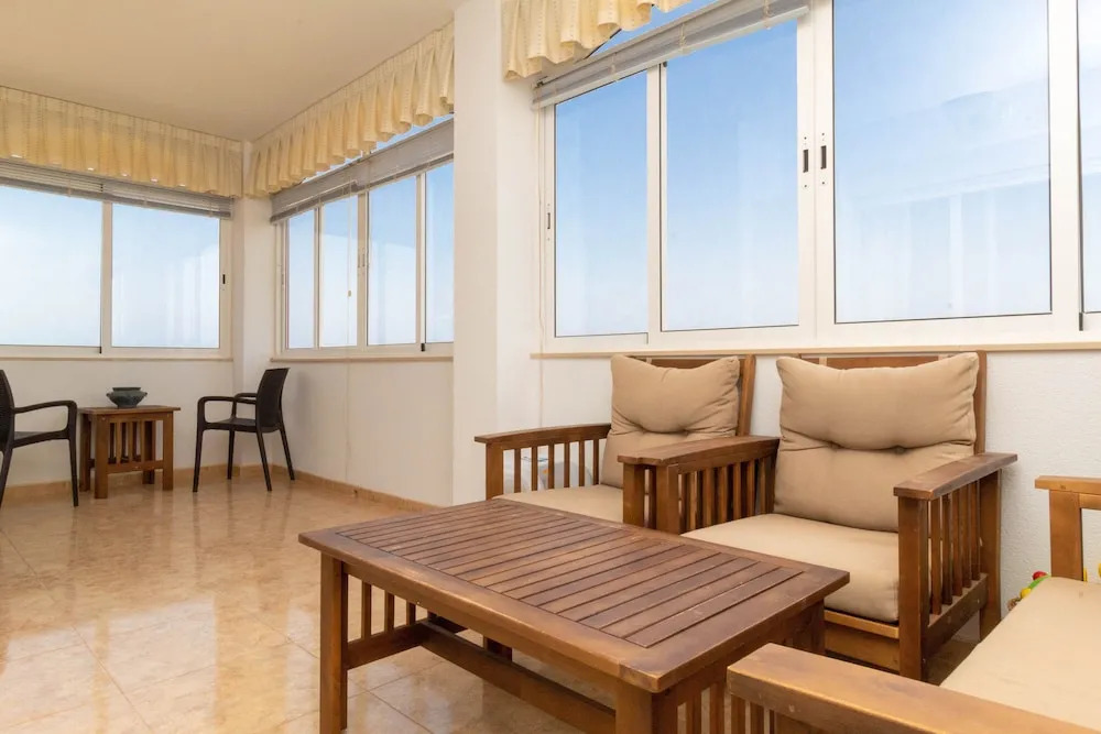 Penthouse with Sea Views & Lovely Garden