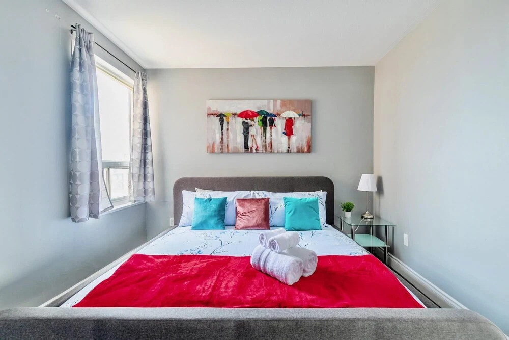 Bright 1BR apt w King bed -close to DT Hamilton