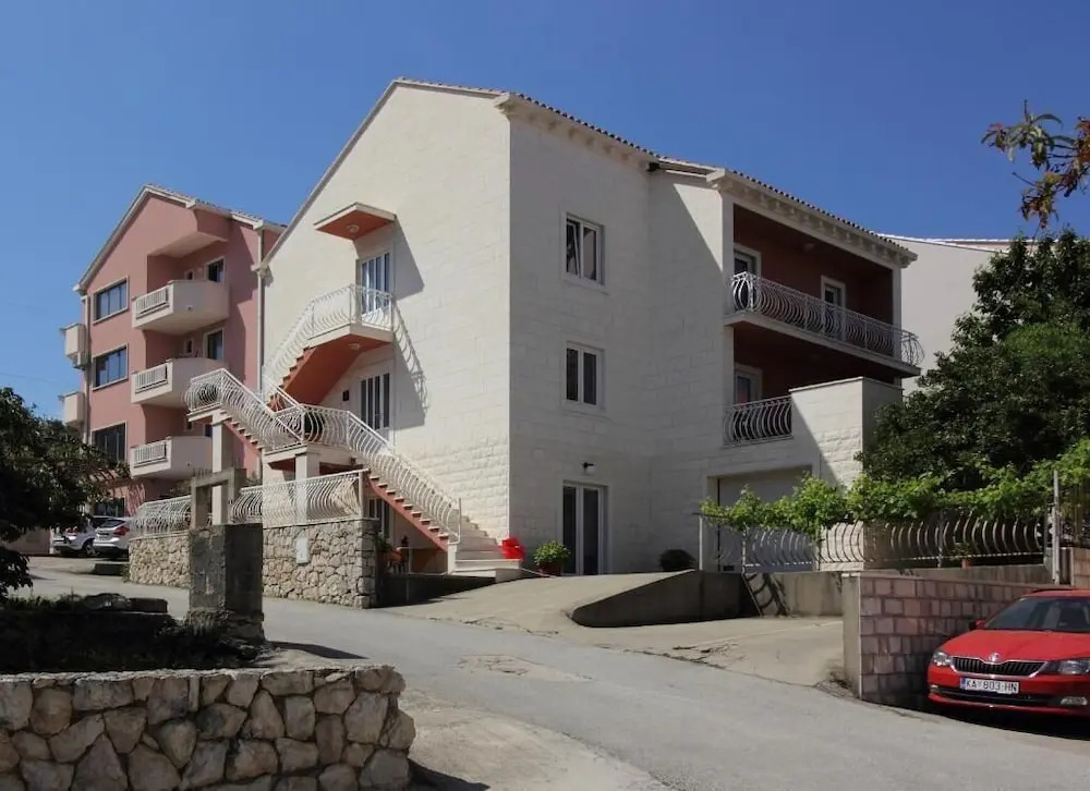 Spacious 2-bed Apartment in Cavtat