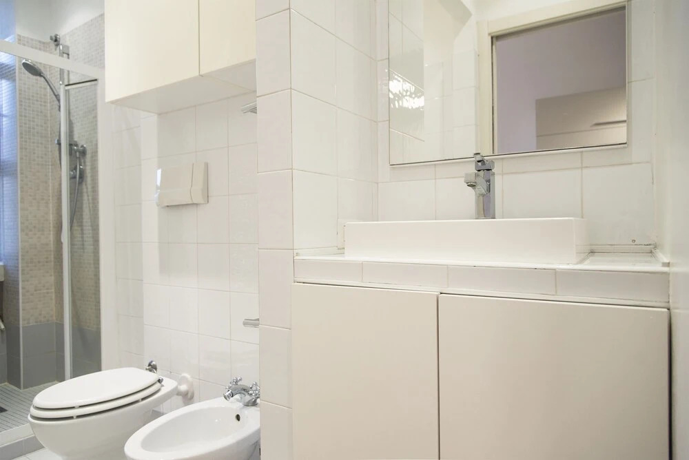 White and Clean Apartment near Metro MM1